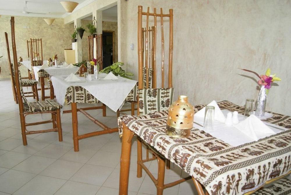 Bamboo Garden Hotel Serrekunda Exterior photo